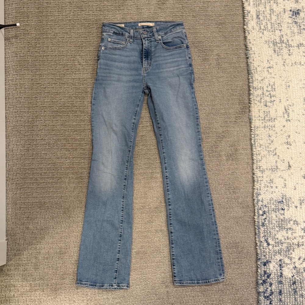 Levi’s 725 High Rise Bootcut jeans size 27